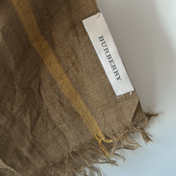Burberry scarf. - Picture 2 of 3